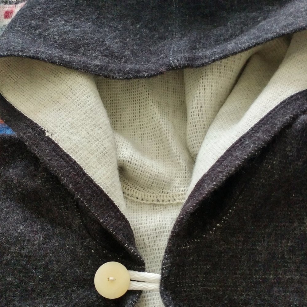 HANDMADE ALPACA WOOL REVERSIBLE HOWLING WOLF HOODED PONCHO - Picture 5 of 6